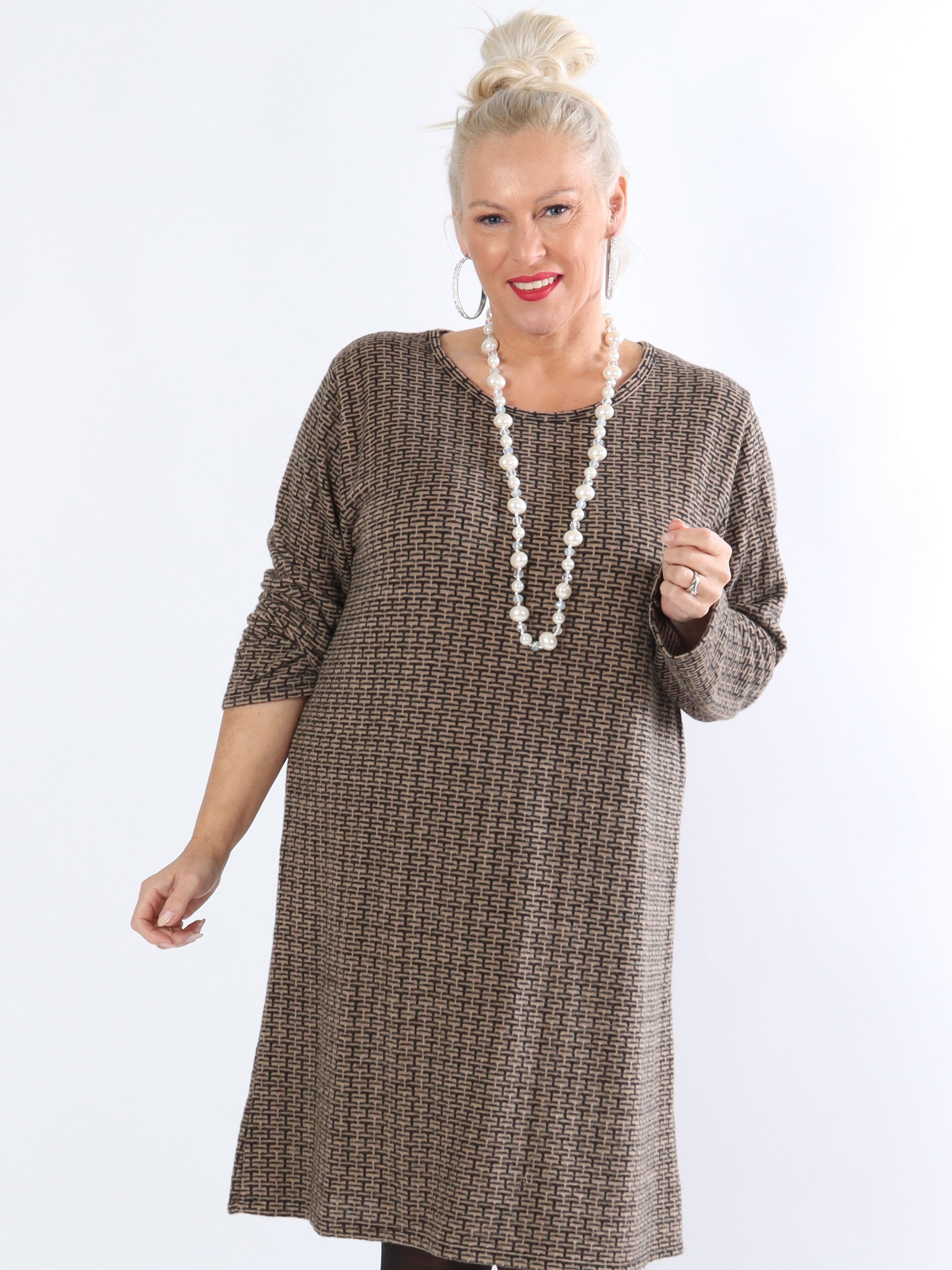 Nelma - Fin plus size kjole med mønstre